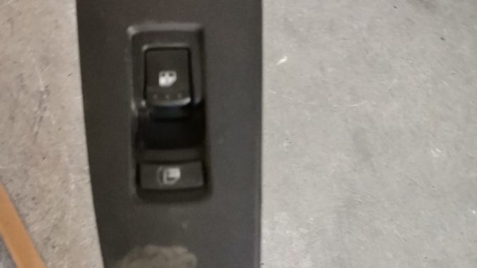 Korando Sports Tekli Cam Düğmesi Korando Sports Tekli Cam Düğmesi